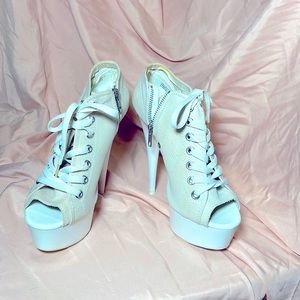 NWT Pleaser heels TAN AND WHITE style DEL600SK